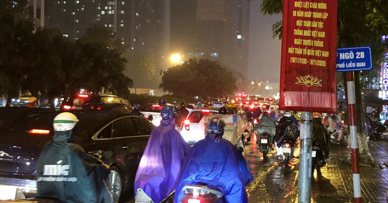 Hà Nội: Nhiều tuyến đường ùn tắc, người tham gia giao thông "chôn chân" trên đường - Ảnh 7