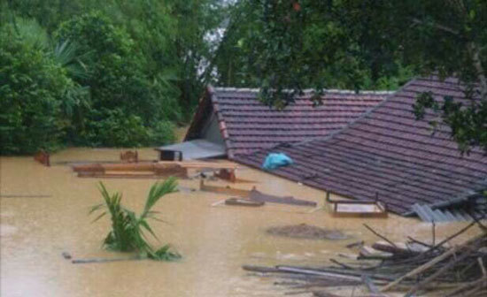 Mưa lũ miền Trung: 15 người chết và mất tích, 9 nghìn ngôi nhà ngập nước - Ảnh 1