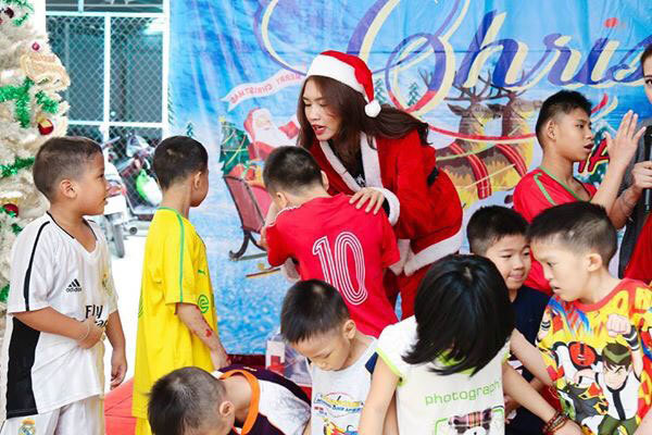 Nguyễn Oanh đón Noel cùng các em nhỏ mắc bệnh hiểm nghèo - Ảnh 2