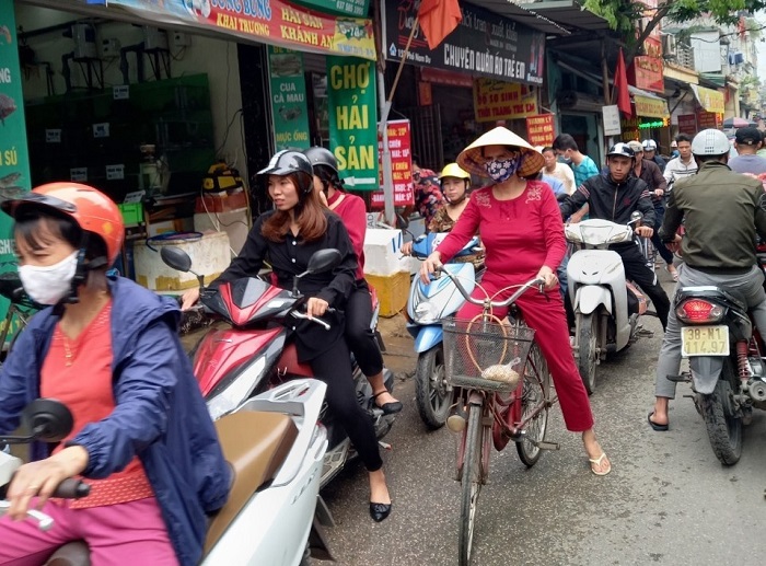Phố Nam Dư, quận Hoàng Mai: Chợ “cóc” hoạt động gây ùn tắc cả tuyến phố - Ảnh 1