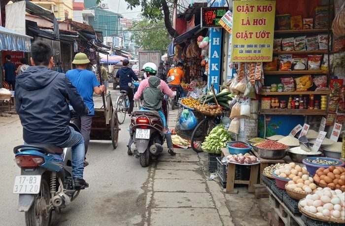 Phố Nam Dư, quận Hoàng Mai: Chợ “cóc” hoạt động gây ùn tắc cả tuyến phố - Ảnh 2