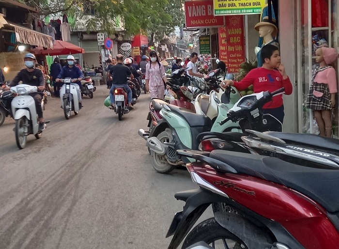 Phố Nam Dư, quận Hoàng Mai: Chợ “cóc” hoạt động gây ùn tắc cả tuyến phố - Ảnh 3