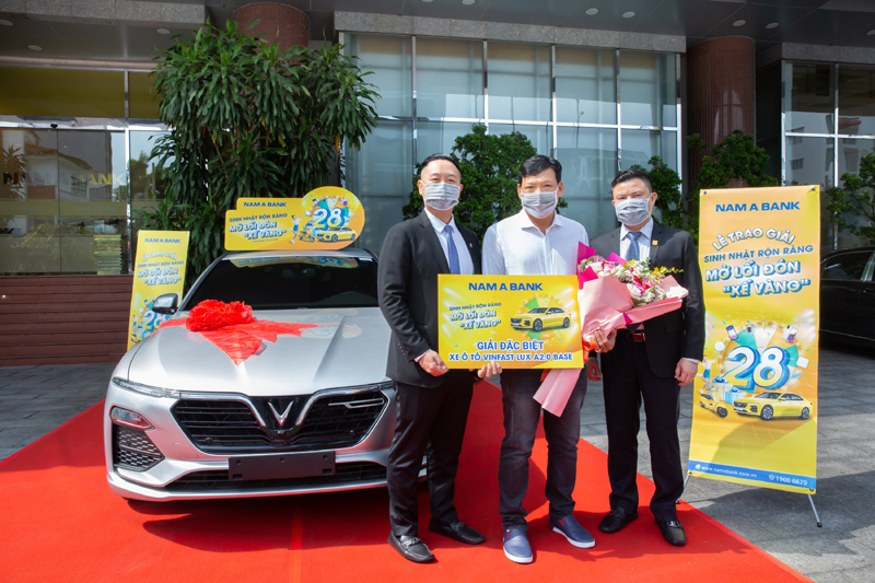 Nam A Bank trao ô tô Vinfast cho khách hàng may mắn trúng thưởng - Ảnh 1