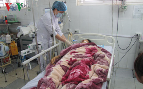 Xe khách lao xuống vực: Đưa nạn nhân cuối cùng về Bệnh viện Việt Đức - Ảnh 1