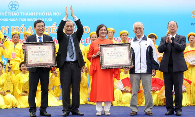 Hơn 5.000 người cao tuổi Thủ đô đồng diễn thể dục xác lập kỷ lục Việt Nam - Ảnh 4