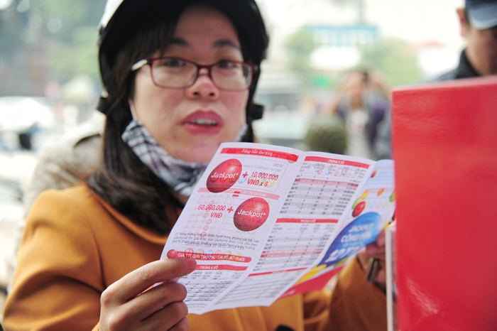 Hà Nội: Đông nghẹt người tìm vận may tại đại lý Vietlott - Ảnh 16