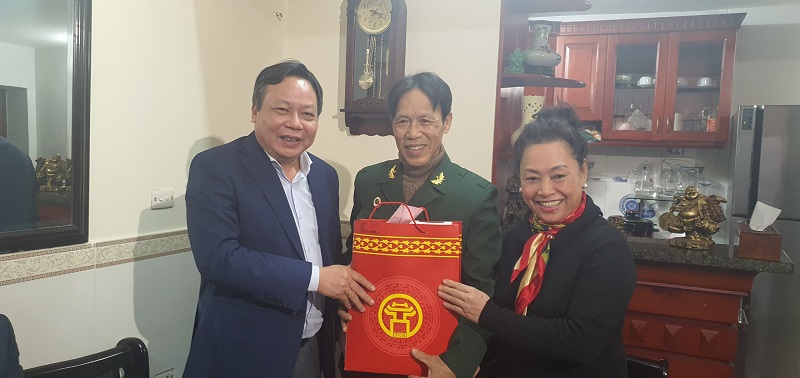 Phó Bí thư Thành ủy Nguyễn Văn Phong thăm, tặng quà Tết các gia đình chính sách quận Hai Bà Trưng - Ảnh 1