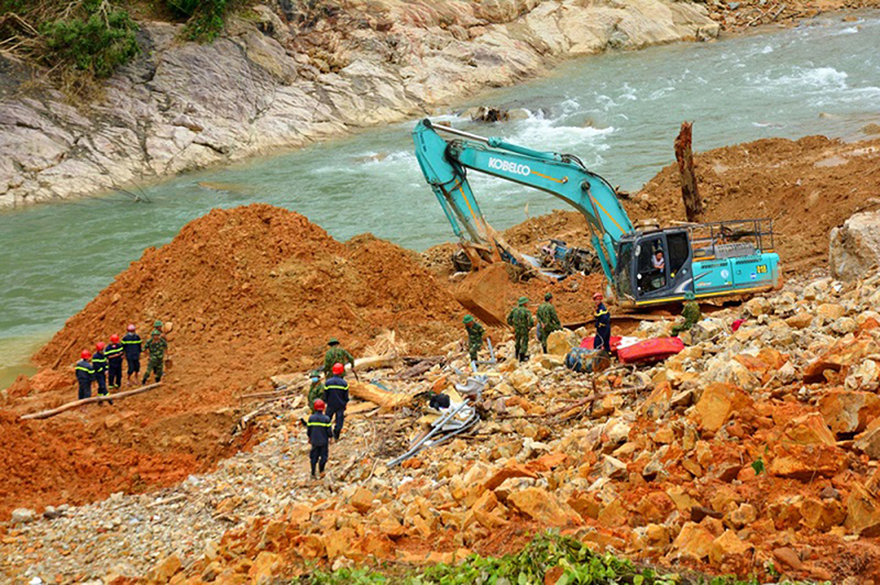 Ngăn đập, nắn sông Rào Trăng tìm kiếm nạn nhân mất tích - Ảnh 1