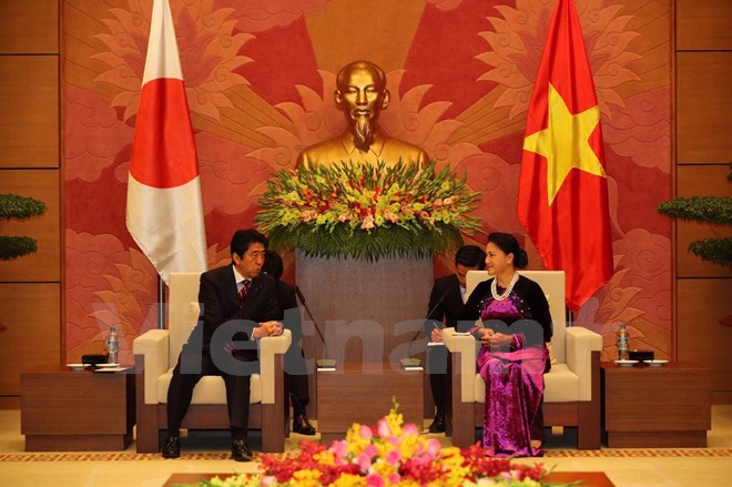 Chủ tịch Quốc hội Nguyễn Thị Kim Ngân hội kiến Thủ tướng Nhật Bản - Ảnh 1