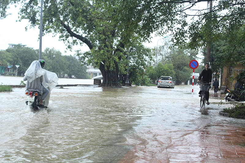 Nước lũ lên cao, nhiều khu vực ở Thừa Thiên Huế chìm trong biển nước - Ảnh 1