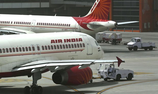 Dùng giày tấn công tiếp viên hàng không, nghị sỹ Ấn Độ bị cấm bay - Ảnh 1