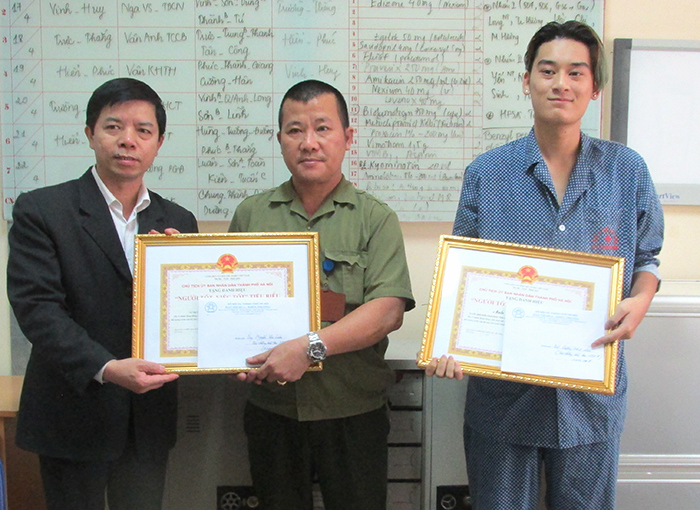 Chủ tịch Nguyễn Đức Chung khen thưởng 2 cá nhân của Bệnh viện Thanh Nhàn - Ảnh 1