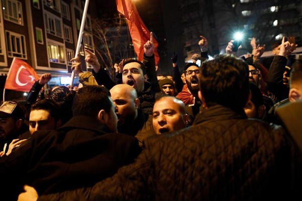 Thổ Nhĩ Kỳ triệu tập công sứ Hà Lan phàn nàn vụ đàn áp người biểu tình - Ảnh 1