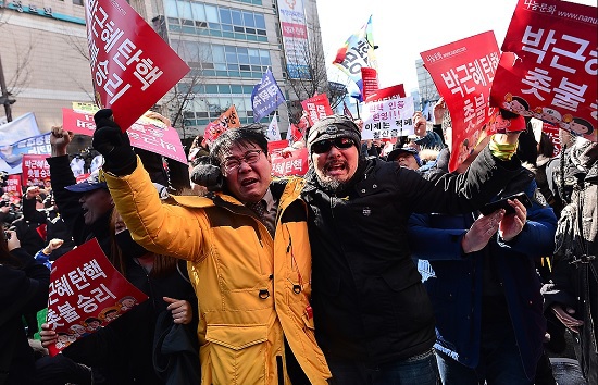 Lý do khiến người dân muốn bà Park Geun-hye bị bắt - Ảnh 1