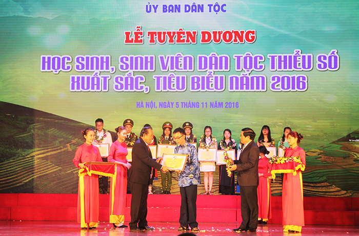 Tuyên dương 141 học sinh, sinh viên dân tộc thiểu số xuất sắc - Ảnh 1