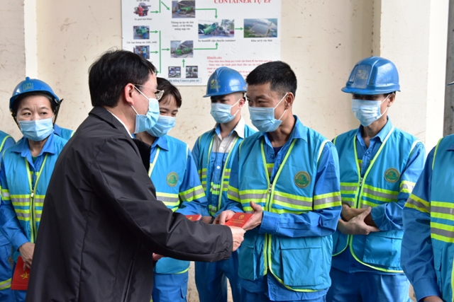 Phó Chủ tịch UBND TP Hà Nội Nguyễn Trọng Đông thăm, chúc Tết cán bộ, công nhân vệ sinh môi trường - Ảnh 2