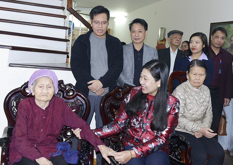 Chủ tịch Ủy ban MTTQ Việt Nam TP Hà Nội Nguyễn Lan Hương thăm, chúc Tết gia đình chính sách quận Tây Hồ - Ảnh 1