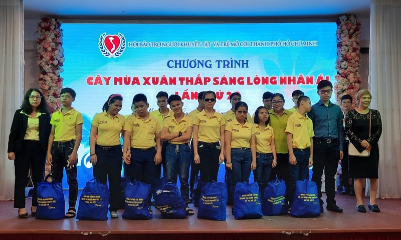 Tặng 1.300 phần quà Tết cho trẻ khuyết tật, mồ côi ở TP Hồ Chí Minh - Ảnh 2