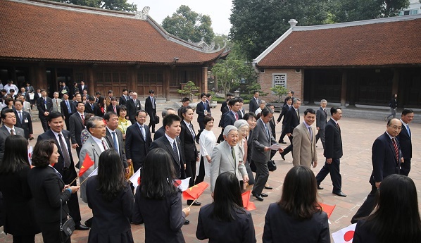 Nhà vua và Hoàng hậu Nhật Bản thăm Văn Miếu - Ảnh 2
