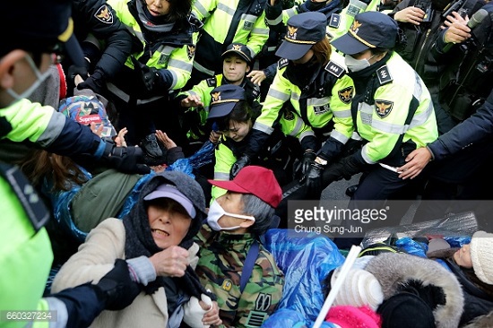 Cựu Tổng thống Park Geun-hye bị bắt, chính trường dậy sóng - Ảnh 4