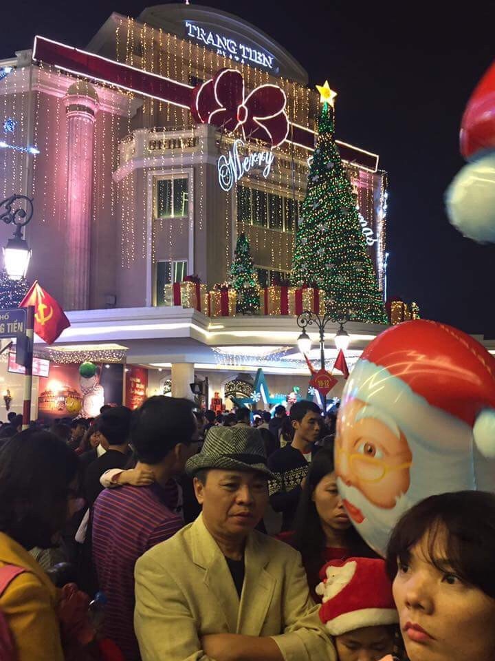 Cùng ngắm đêm Giáng sinh lung linh ở Hà Nội - Ảnh 14