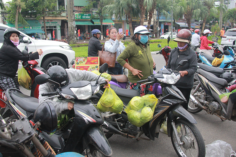 Người dân Quảng Nam giải cứu 15 tấn nông sản cho vùng dịch Hải Dương - Ảnh 2