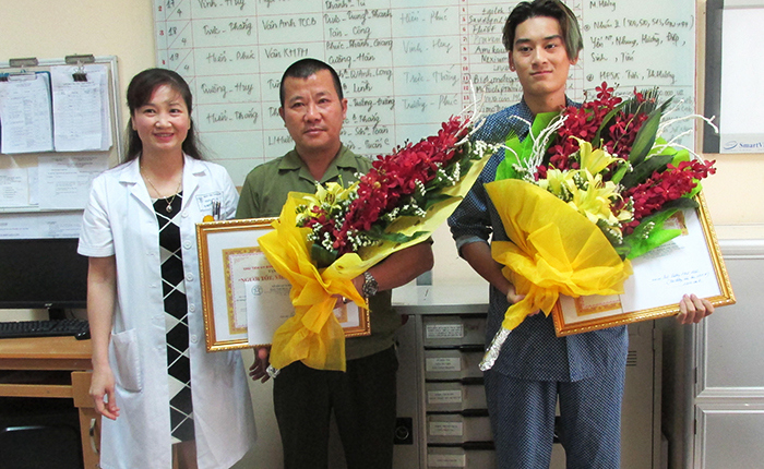 Chủ tịch Nguyễn Đức Chung khen thưởng 2 cá nhân của Bệnh viện Thanh Nhàn - Ảnh 2