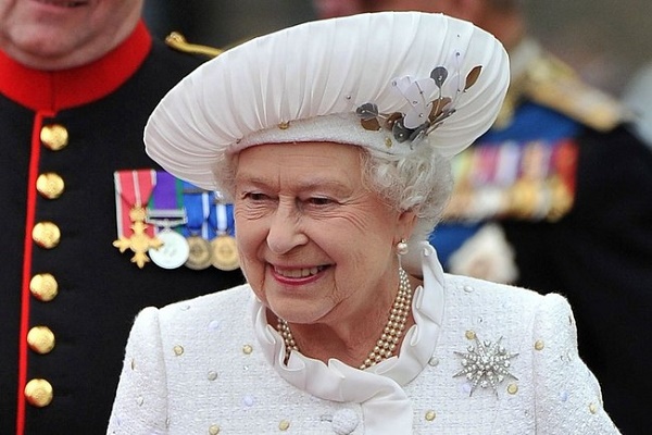 Nữ hoàng Anh bỏ tham dự lễ Giáng sinh vì cảm nặng - Ảnh 1