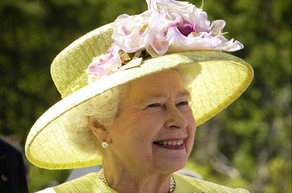 Nữ hoàng Elizabeth II sẽ tiên phong tiêm vaccine Covid-19 của Pfizer-BioNTech - Ảnh 1