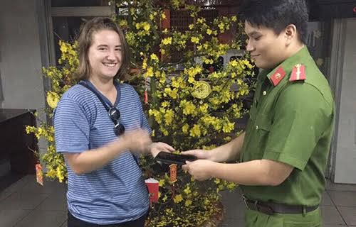 Đặc nhiệm TP Hồ Chí Minh bắt kẻ cướp iPhone của nữ du khách - Ảnh 1