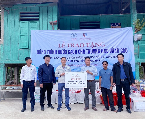 Trao tặng công trình nước sạch cho trường học vùng cao tại Quảng Bình - Ảnh 1