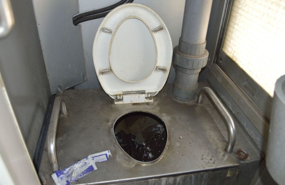Cục Đường sắt Việt Nam nói gì về vụ nhà vệ sinh trên tàu gây "chấn động"? - Ảnh 1
