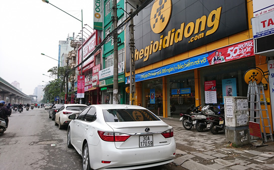 Hà Đông: Đỗ xe ô tô và họp chợ vẫn chưa đúng nơi quy định - Ảnh 2