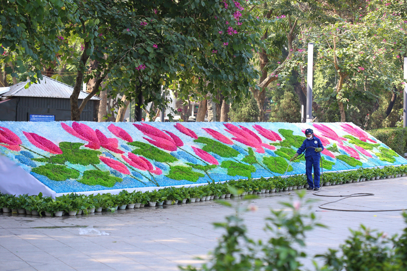 Hà Nội rực rỡ cờ hoa chào mừng Đại hội XIII của Đảng - Ảnh 10