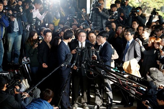 Cựu trợ lý Tổng thống Hàn quốc bị bắt vì bê bối bạn thân - Ảnh 1