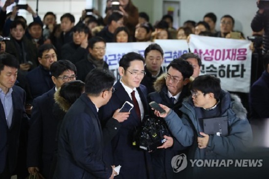 “Thái tử” Samsung bị thẩm vấn liên quan đến bê bối tham nhũng - Ảnh 1