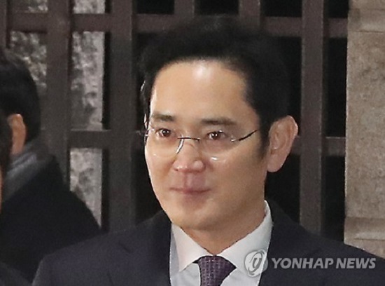 Phe đối lập chỉ trích việc tòa án bác lệnh bắt “thái tử” Samsung - Ảnh 1