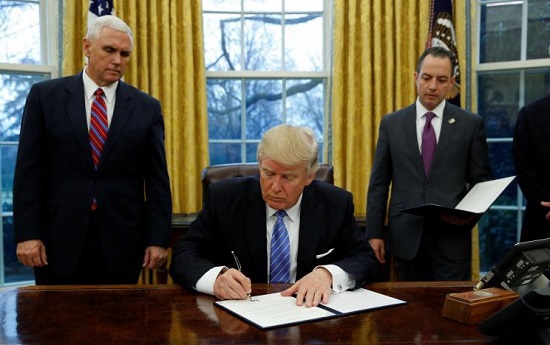 Tổng thống Trump ký sắc lệnh, Mỹ chính thức rút khỏi TPP - Ảnh 1