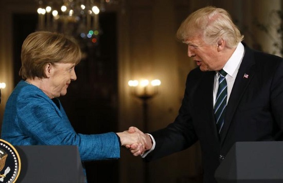 Cuộc gặp đầu tiên giữa ông Trump và bà Merkel - Ảnh 1
