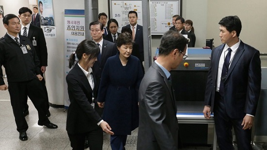 Cựu Tổng thống Hàn Quốc Park Geun-hye chính thức bị bắt giữ - Ảnh 1