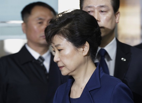Sáng mai sẽ có phán quyết về lệnh bắt giữ cựu Tổng thống Hàn - Ảnh 1