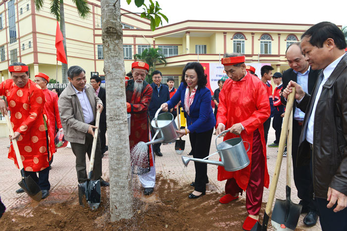 Huyện Thanh Trì phát động Tết trồng cây và khánh thành hai tuyến đường mới - Ảnh 2