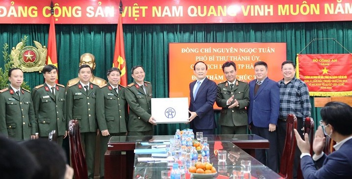 Chủ tịch HĐND TP Nguyễn Ngọc Tuấn thăm hỏi, động viên các đơn vị làm nhiệm vụ trực Tết - Ảnh 1