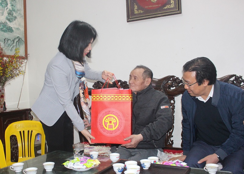 Lãnh đạo Thành phố thăm, tặng quà Tết các cá nhân tiêu biểu tại quận Hoàng Mai - Ảnh 2