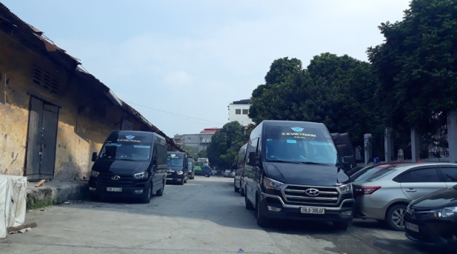 Công an Hà Nội nói gì về việc xe limousine vây kín ngõ 1, phố Phan Đình Giót - Ảnh 1