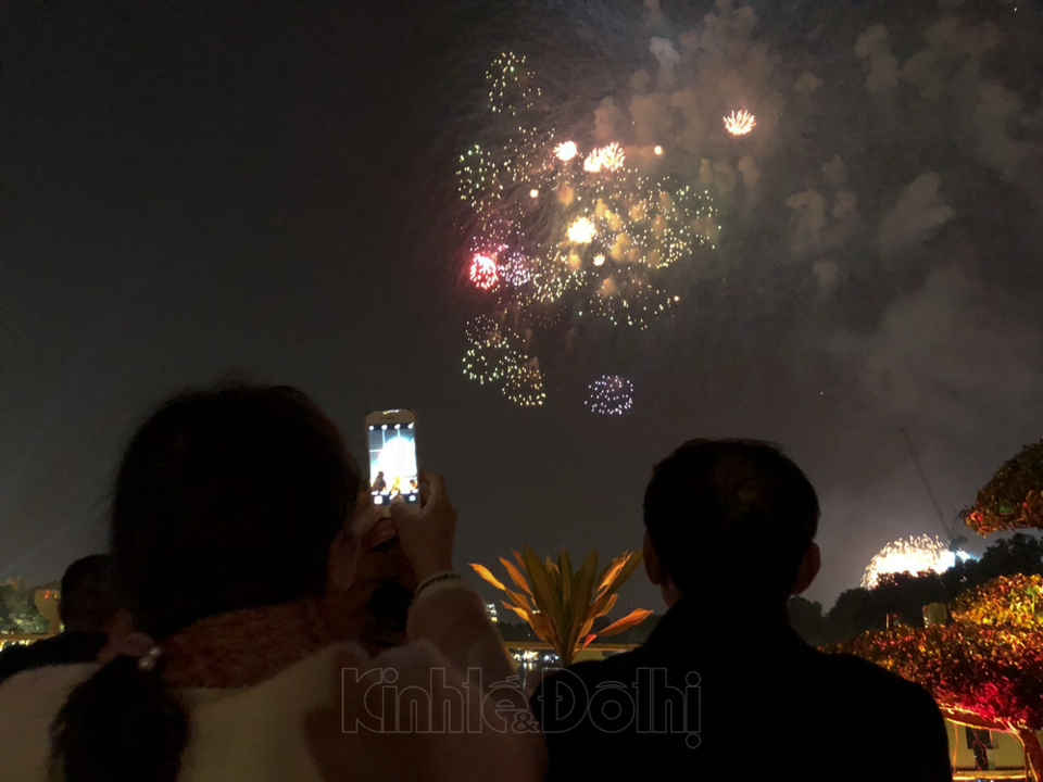 [Ảnh] Mãn nhãn với màn pháo hoa chào đón năm mới 2021 tại Hà Nội - Ảnh 4