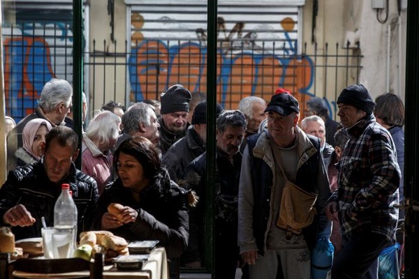 7 năm, 3 gói cứu trợ, Hy Lạp vẫn lún sâu vào nghèo đói - Ảnh 1