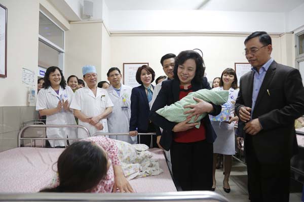 Thường trực Thành ủy thăm, chúc Tết Bệnh viện Phụ sản Hà Nội - Ảnh 1