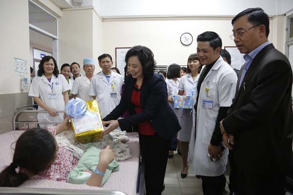 Thường trực Thành ủy thăm, chúc Tết Bệnh viện Phụ sản Hà Nội - Ảnh 2
