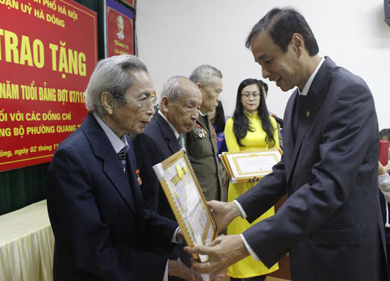 Trao Huy hiệu 70 năm tuổi Đảng cho đảng viên quận Hà Đông - Ảnh 1
